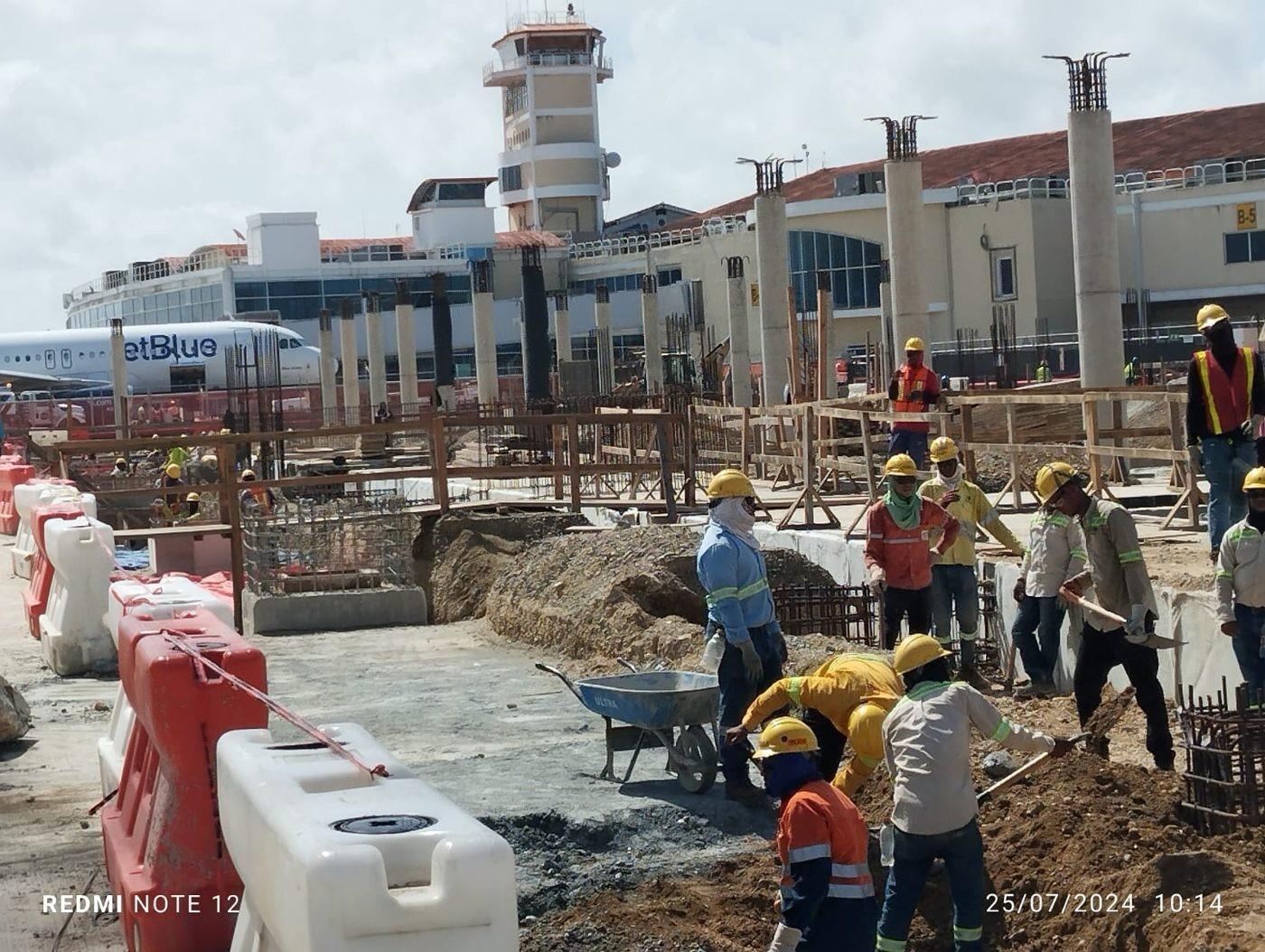 Équipes MACALIROS sur le chantier de l'Aéroport international du Cibao