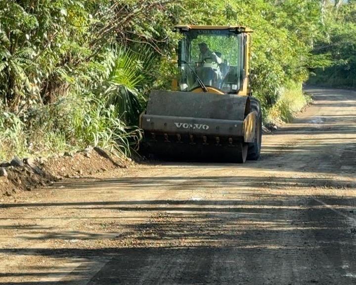 Compacteur Volvo sur un chemin en reconstruction